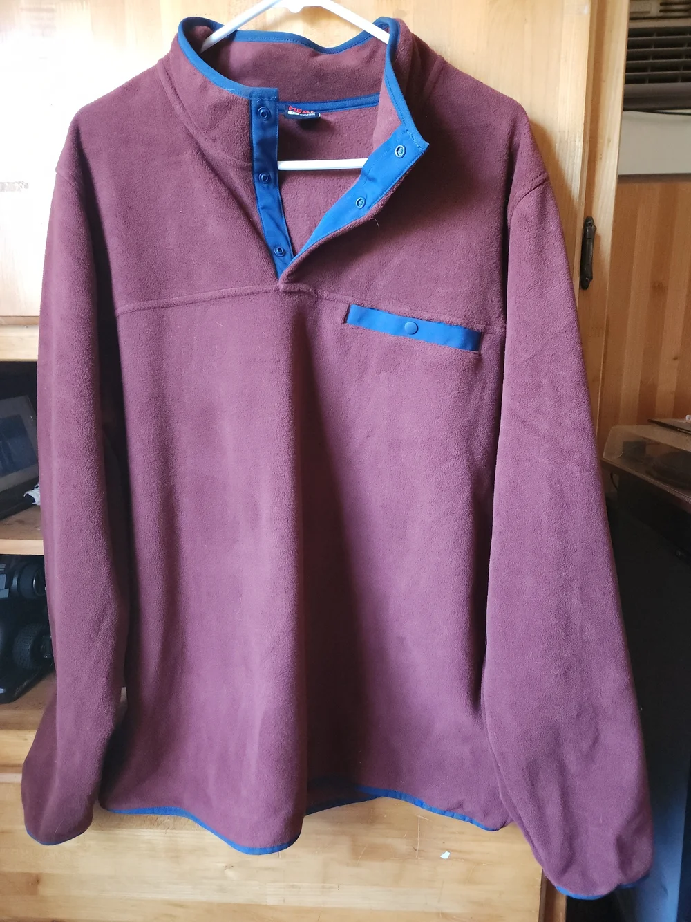32 Degrees Men's Maroon Fleece with Blue Trim,‎ XL.